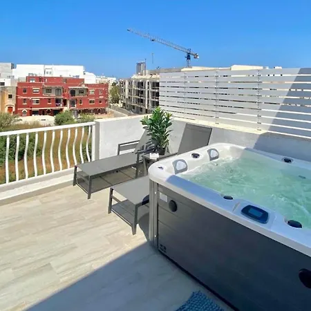 Апартаменты Spacious Townhouse - Private Jacuzzi -swieqi *