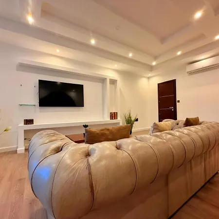 Апартаменты Spacious Townhouse - Private Jacuzzi -swieqi *