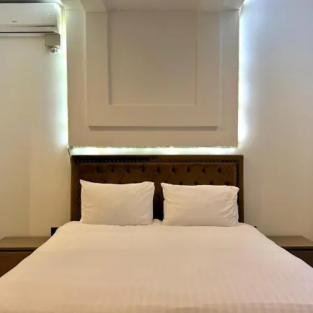Spacious Townhouse - Private Jacuzzi -swieqi Lägenhet *