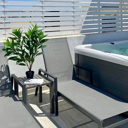 Daire Spacious Townhouse - Private Jacuzzi -swieqi