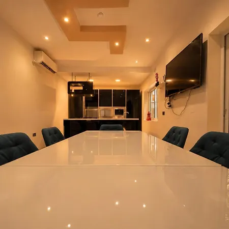 Daire Spacious Townhouse - Private Jacuzzi -swieqi