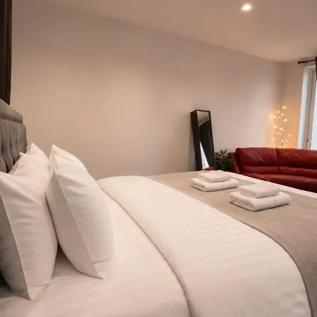 Spacious Townhouse - Private Jacuzzi -swieqi Daire