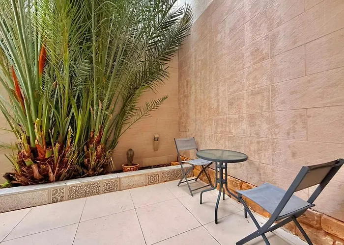 Spacious Townhouse - Private Jacuzzi -swieqi